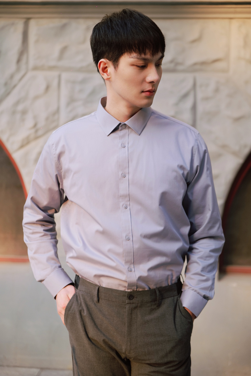 衬衫真的是职场男性的绝配 一件衬衫配上一条西裤 简约得体又干净