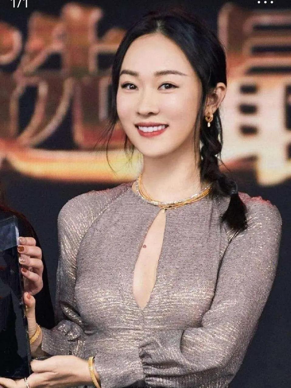 霍思燕是真的漂亮,虽然她胸口有一颗痣一点也不影响胸部的美感,因为这