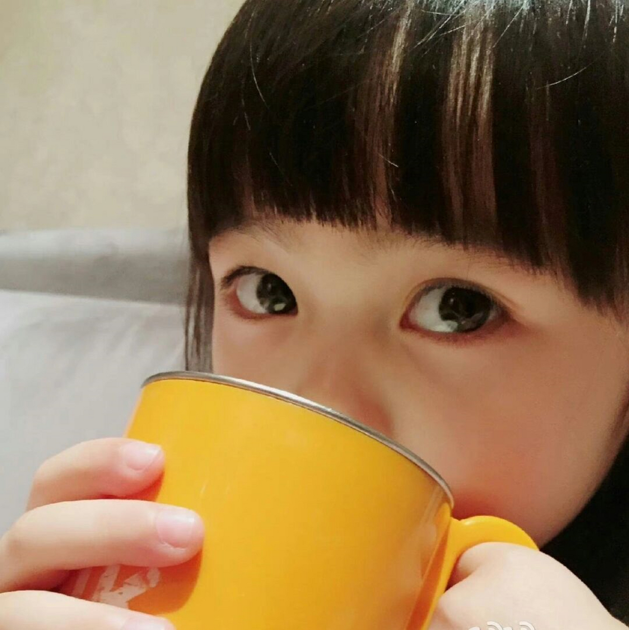 韩寒女儿当年也是很火的萌娃  韩小野太可爱了,当时爸爸去哪儿还在