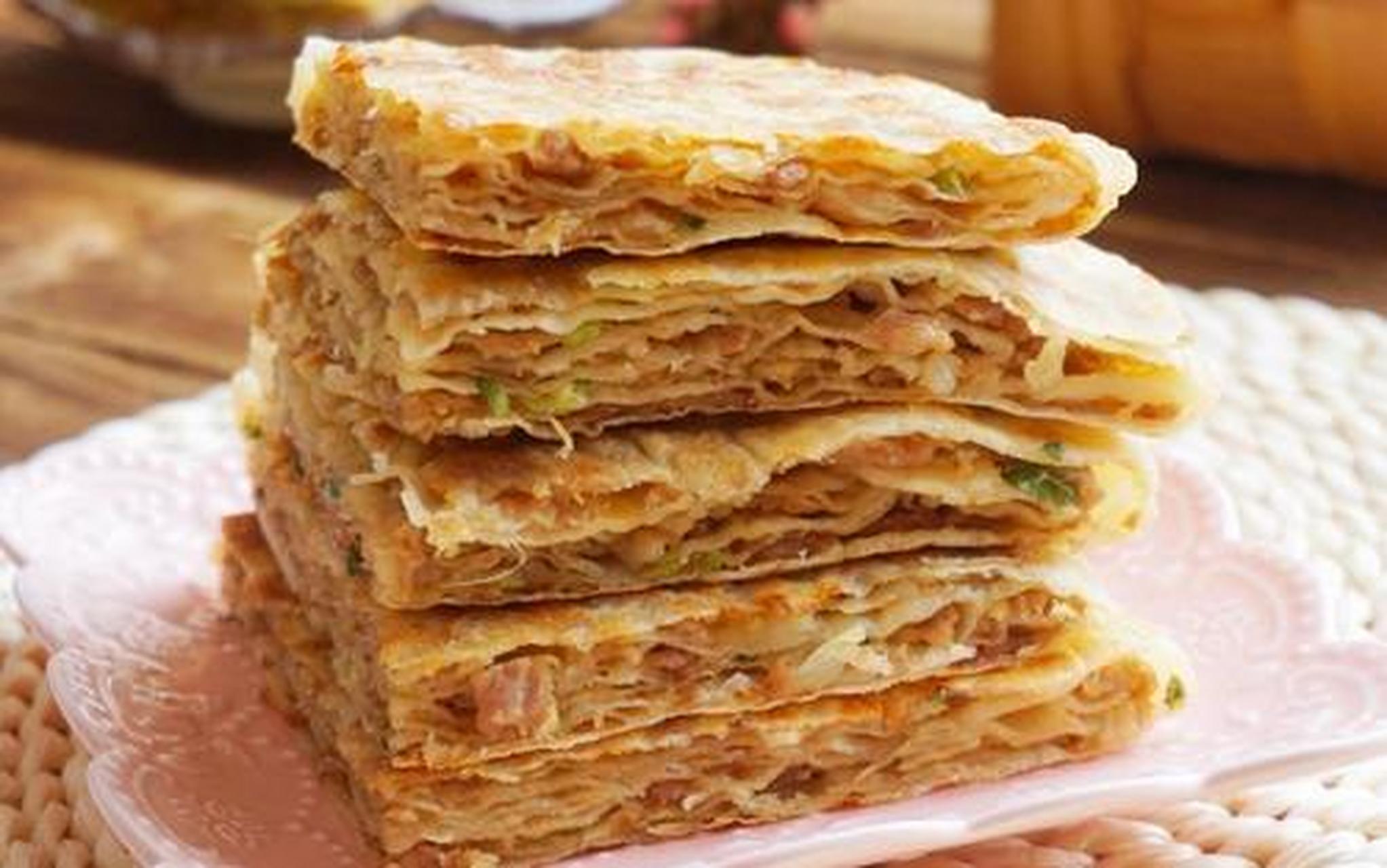 葱肉饼,顾名思义,便是做饼时加了肥肉丁,葱花和五香粉添味的缘故.