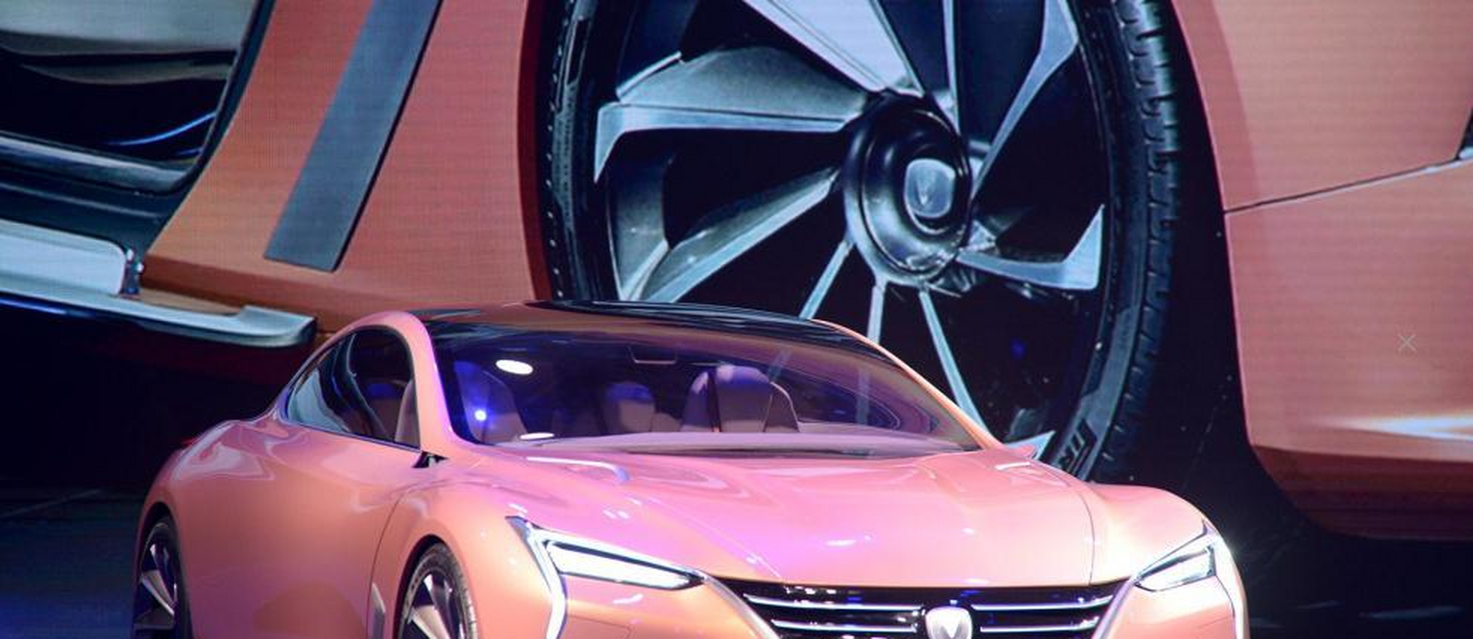 长安极流的外形看上去颜值爆表,不比那些合资的大品牌差,来到前脸部分