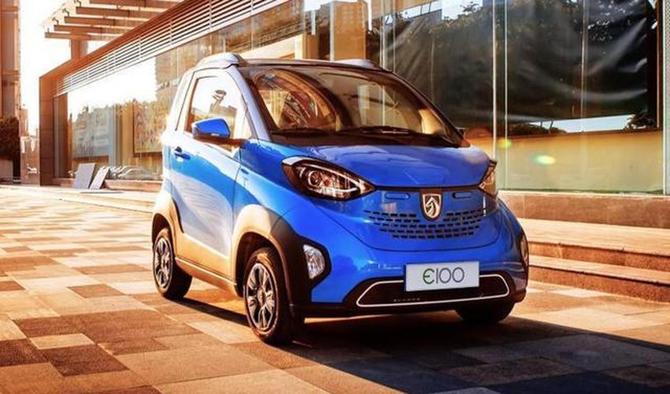 宝骏e100算是小型代步车里最便宜的一款电动车,外观设计的也颇为惊艳