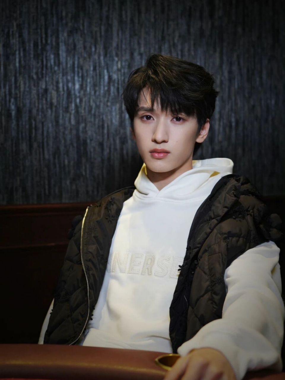 严浩翔私服 卫衣:innersect 2022早春 宽松廓形贴皮套头卫衣 马甲:yan