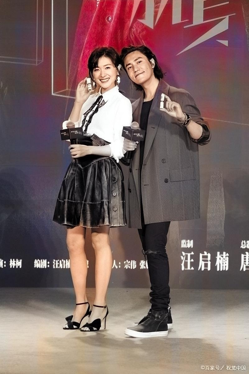 有一次,陈坤和万茜接吻戏,导演喊卡,两人静止的眼神深情,久久无法自拔