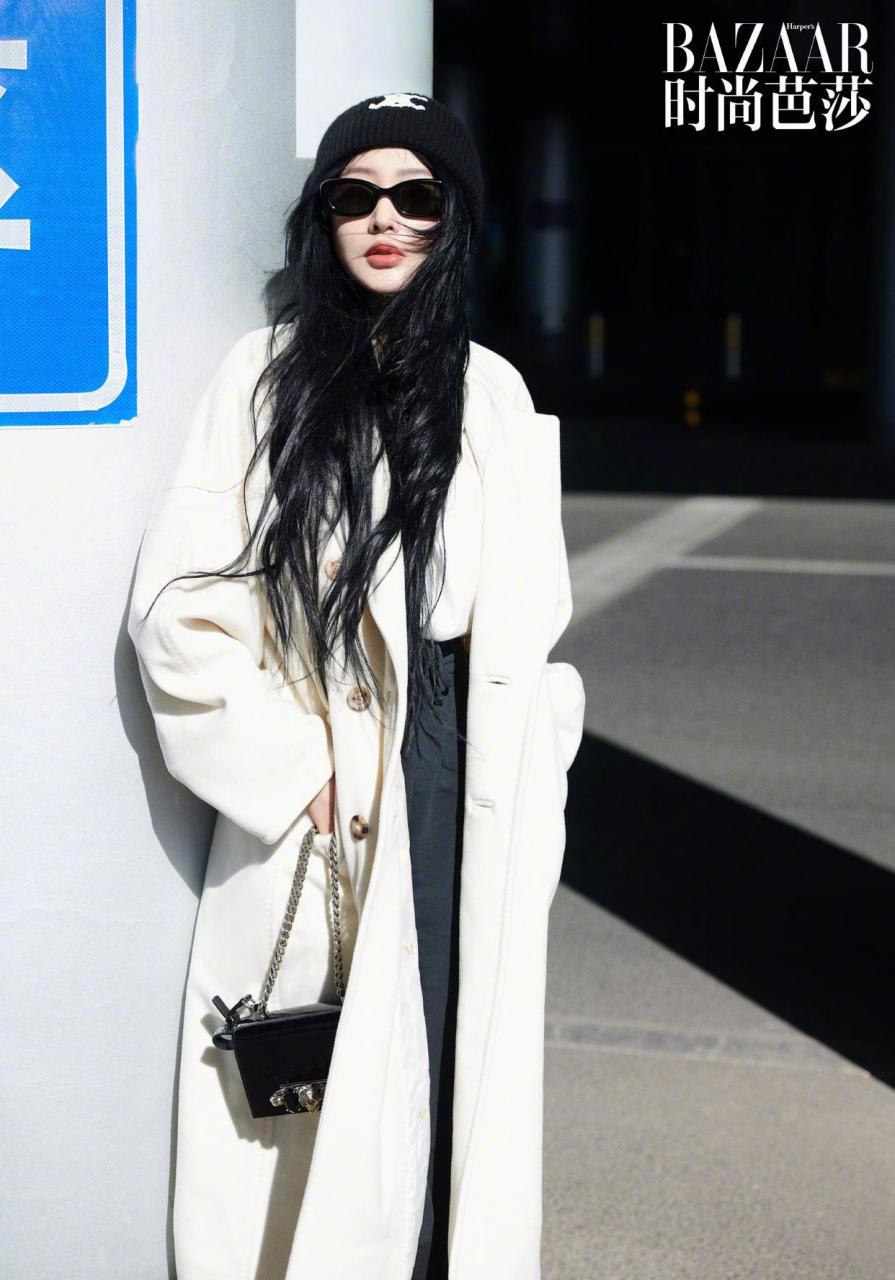 张天爱机场街拍,简约随性的黑白造型,白色大衣配白t和阔腿裤,再搭针织
