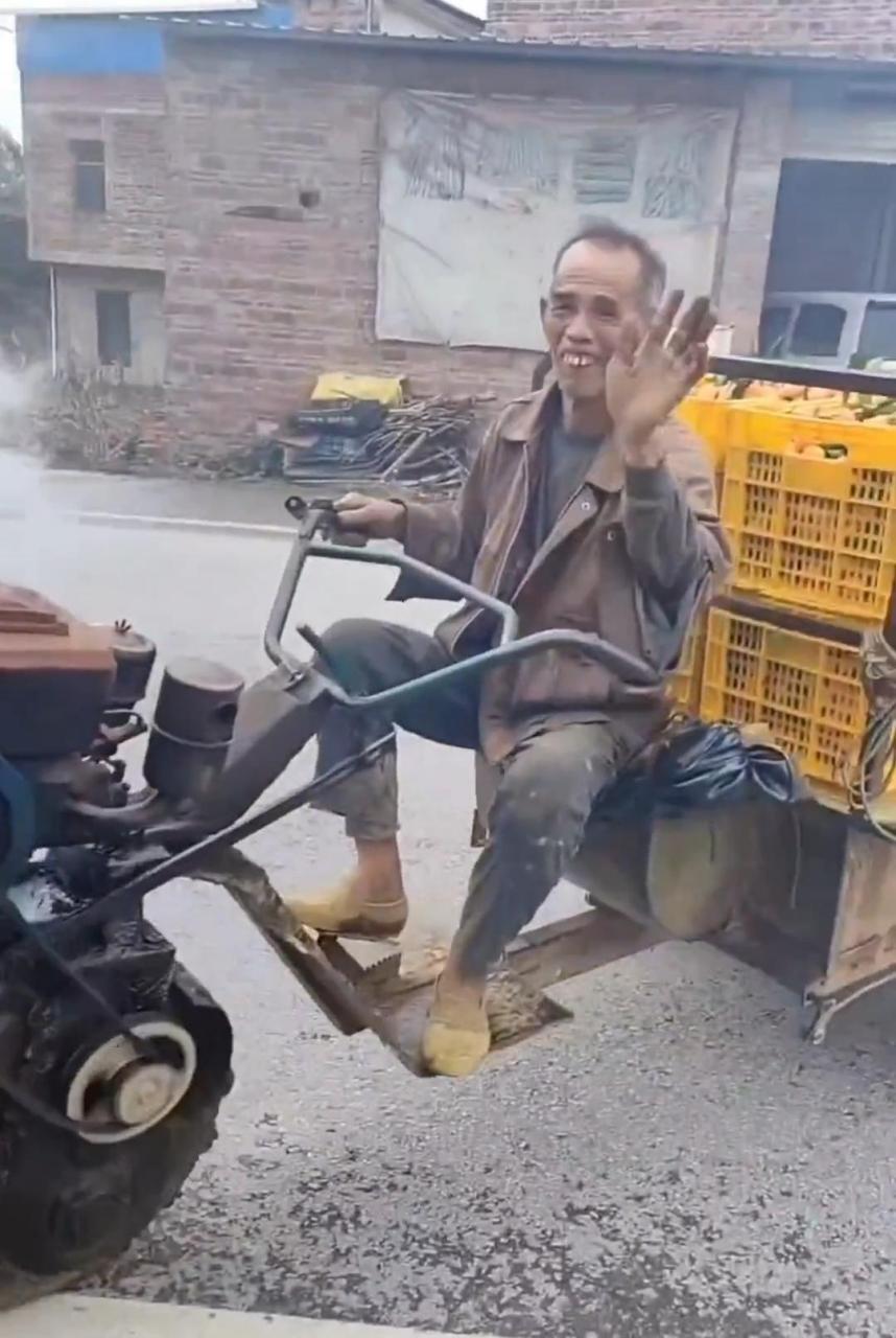 网友:大爷开着前面一个轱辘的拖拉机过来了,还得打招呼了,这样的拖拉