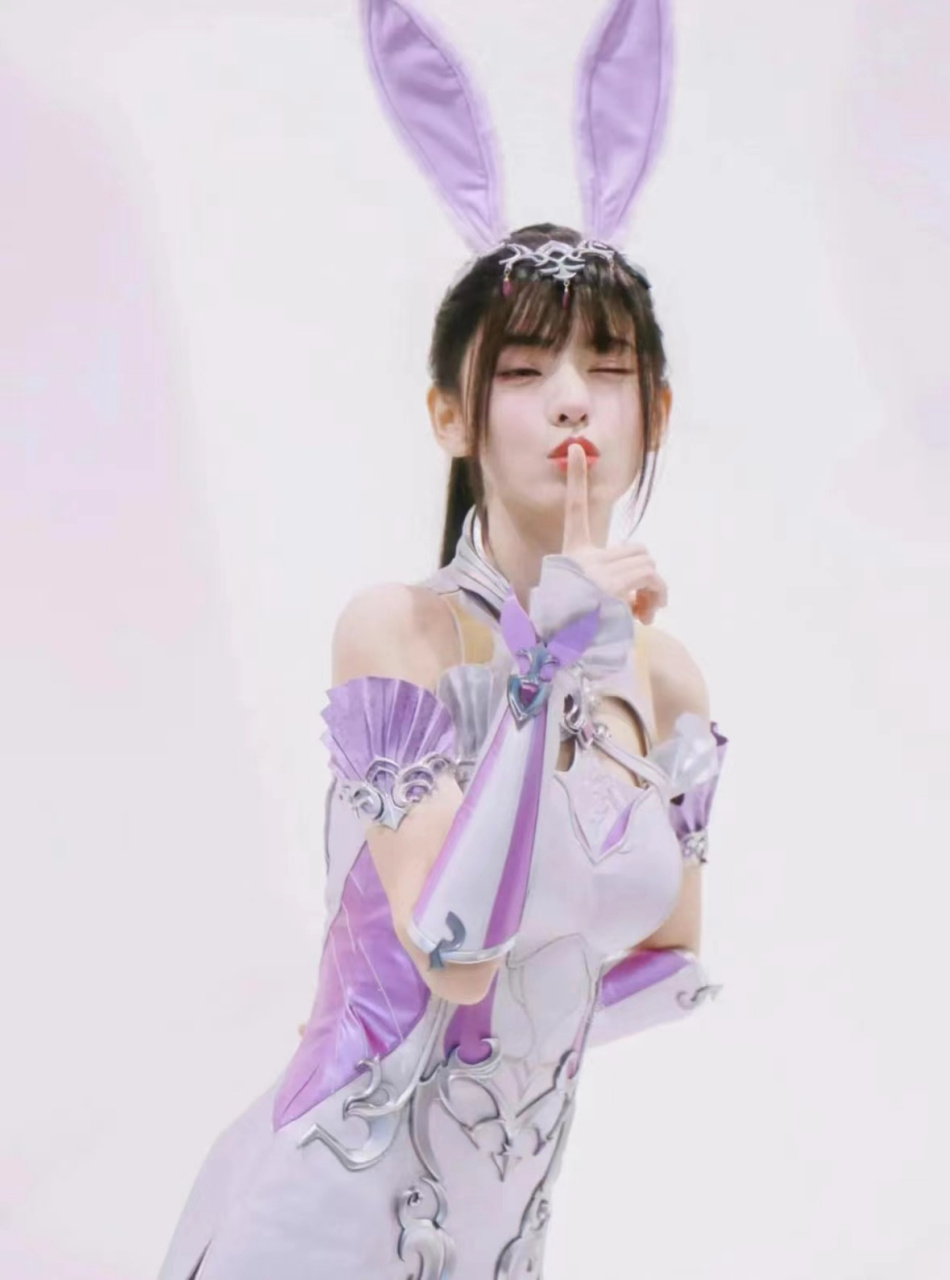 被称为"柔骨魅兔"的小舞 coser:张予曦(明星) 小舞出自唐家三少所著