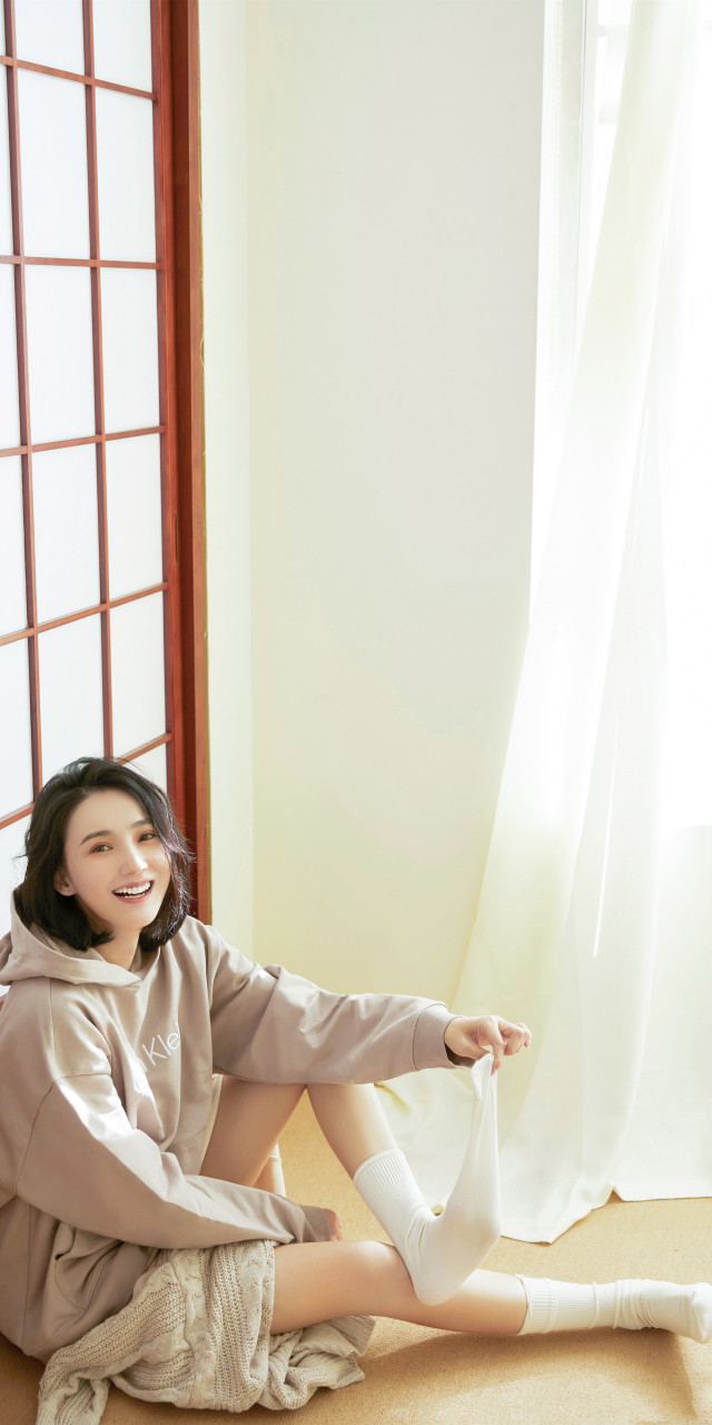 艾晓琪壁纸写真,艾晓琪唯美私服照组图,甜美可爱的小姐姐,玩袜子也