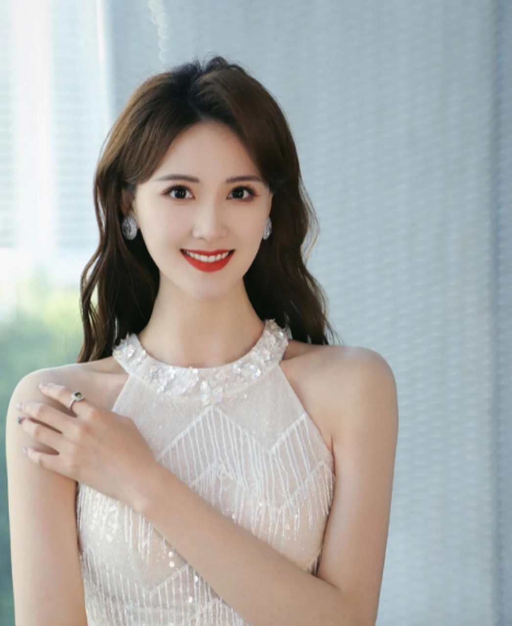 美女李丹真漂亮,气质迷人,颜值美貌才华并存!