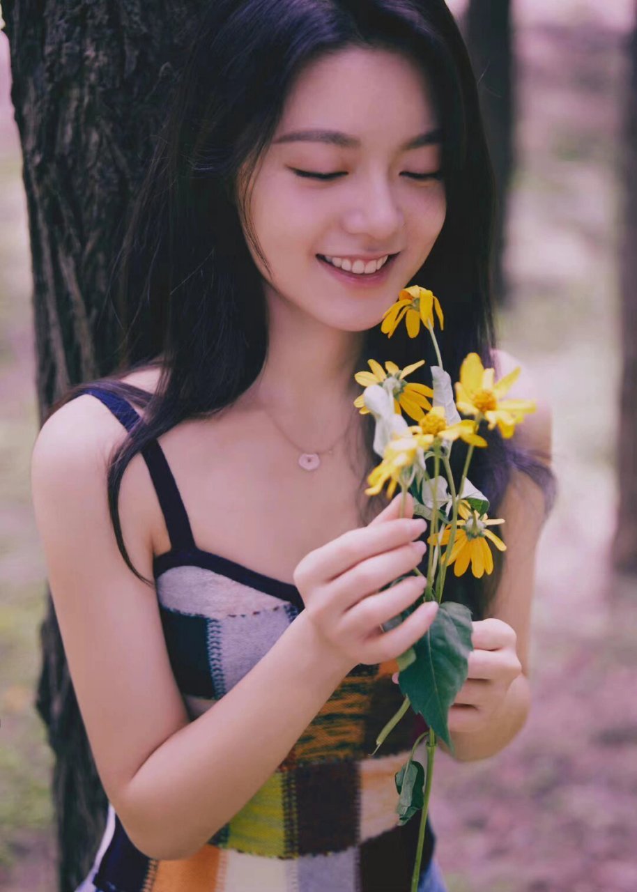 赵今麦,林间写真,文艺青年少女气息十足 赵今麦的最新林间照片系列,以