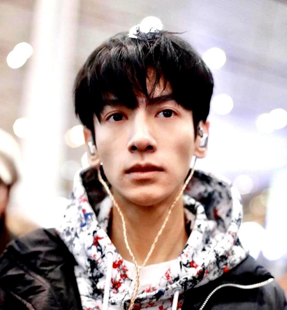 罗云熙以前和现在的照片对比,他的身材变得非常瘦弱.