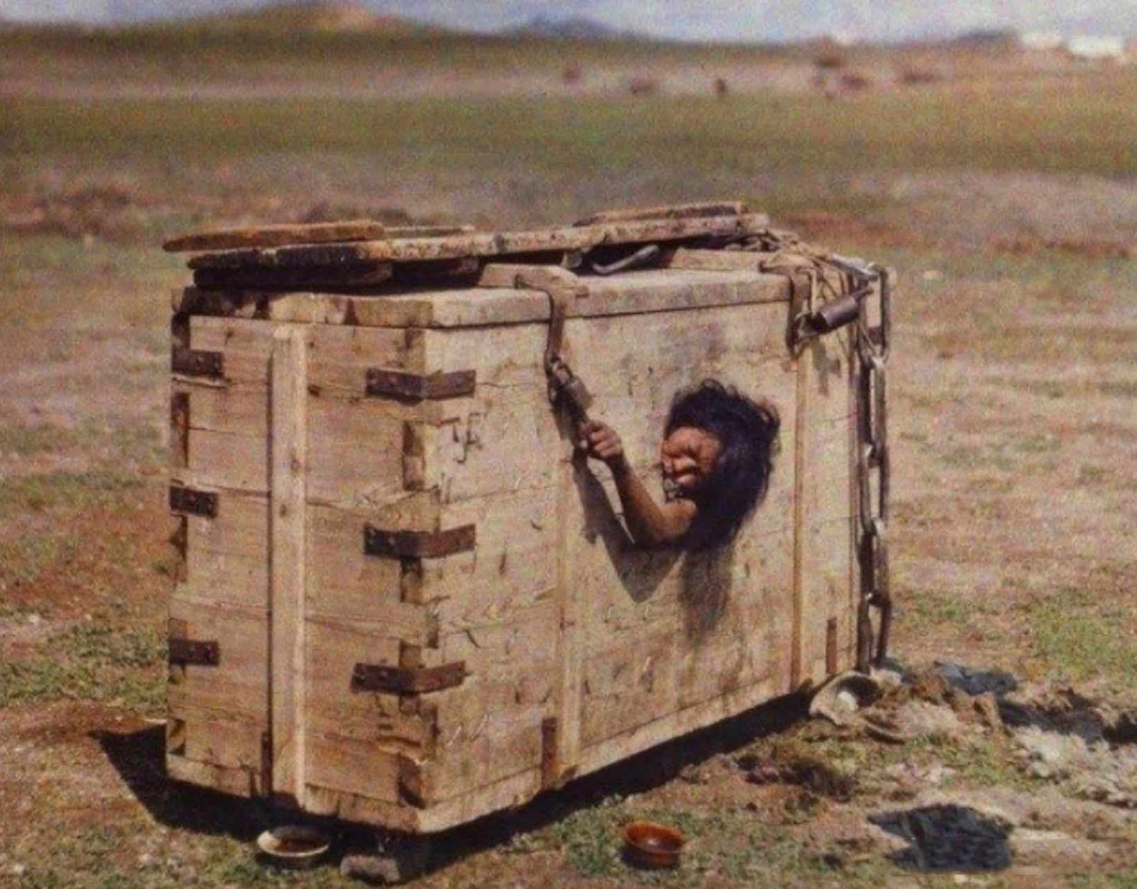 【被执行墩锁刑的女犯人】  墪锁刑,是一种把犯人关在木箱子里的酷刑