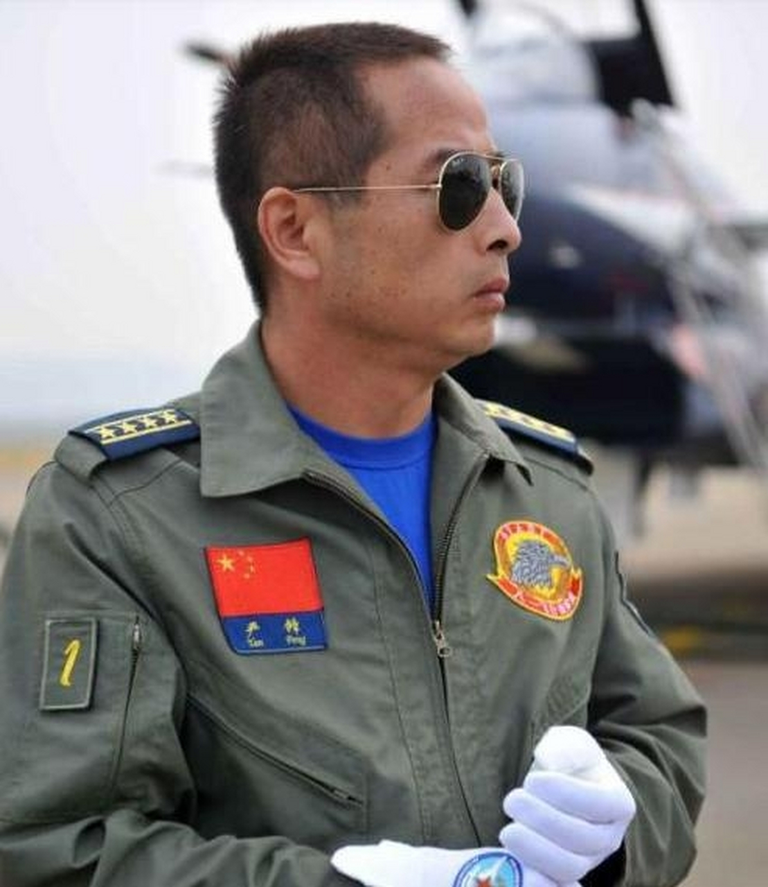 为何军队飞行员都是军官,而且他们的军衔都很高?