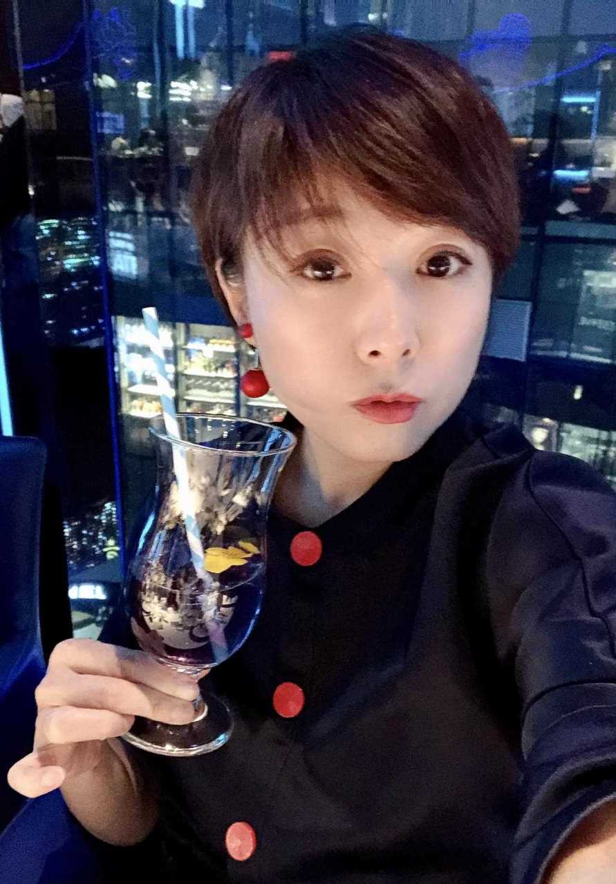 蓝调北京·小大董三里屯店开业了,蓝色是餐厅的主色调,蓝色的筷子