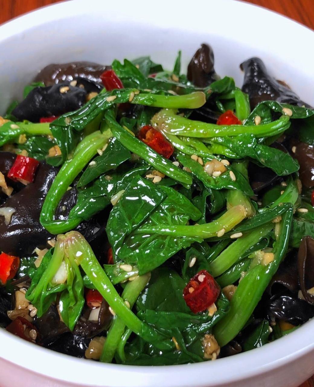 清爽开胃凉菜|凉拌菠菜木耳|||我猜你这几天大鱼大肉的都吃腻了吧,那