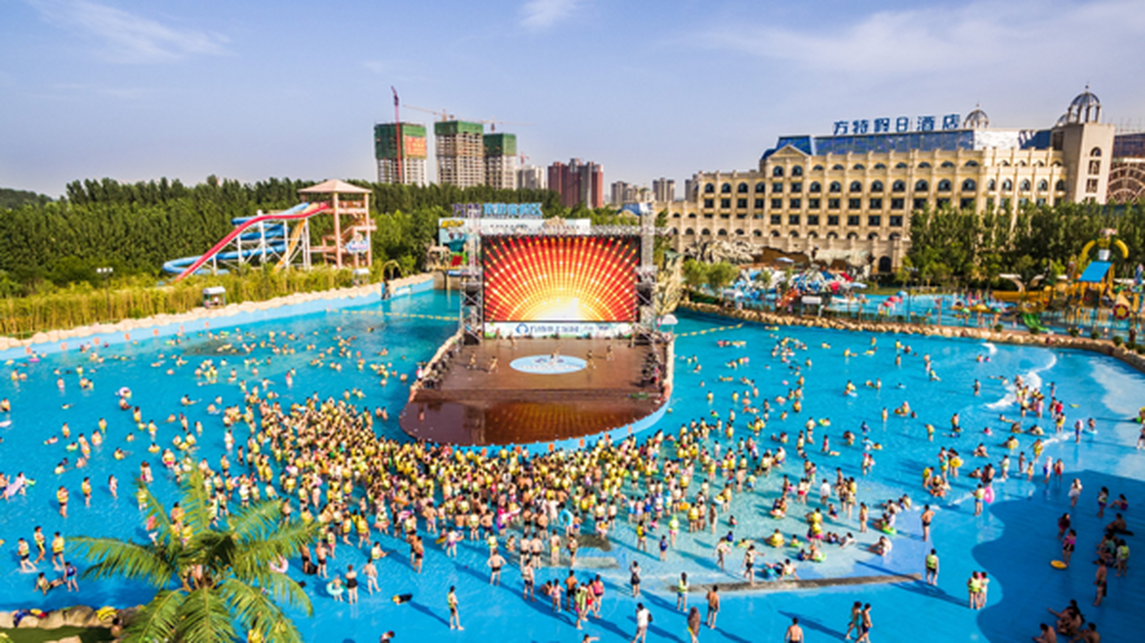 集游泳,潜水,休闲等功能于一体的"天目蓝池",采用当前世界领先技术