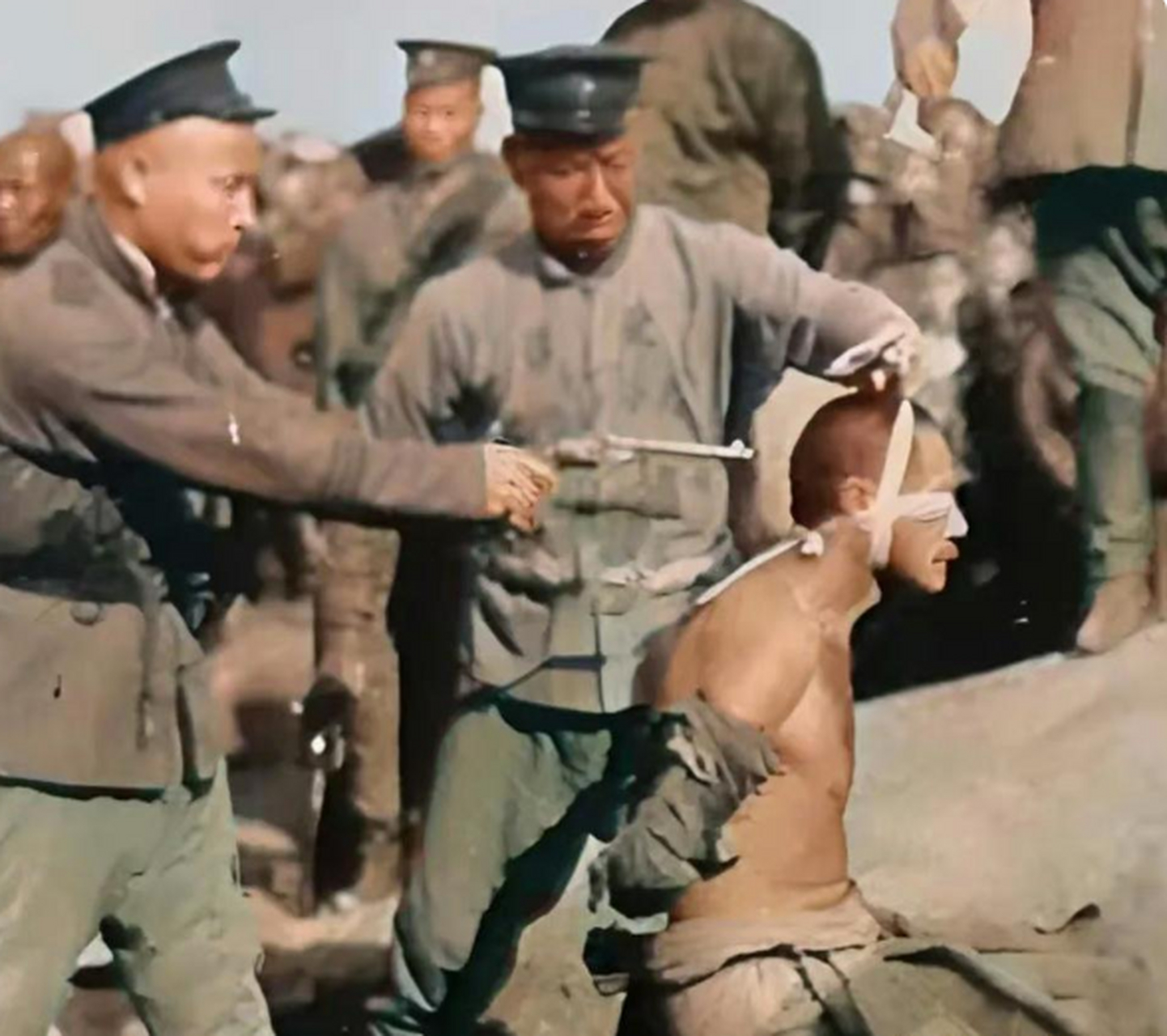 民国时期的枪毙犯人现场.