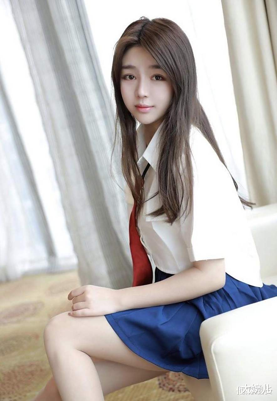 美女图集:肉丝美腿百褶裙,清纯可人学生妹