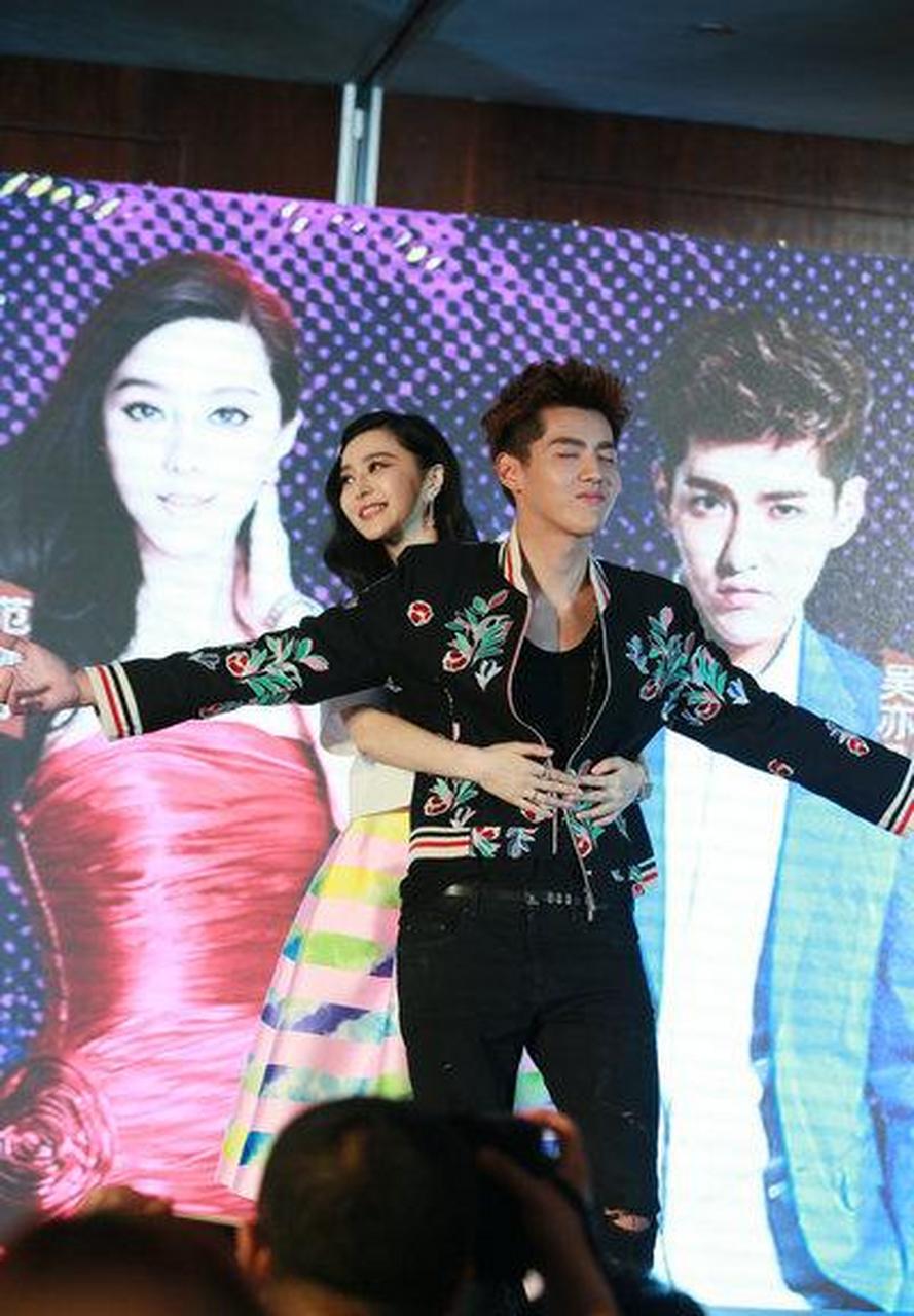 gif创作人# 范冰冰与吴亦凡早前同框活动照,范冰冰搂住吴亦凡的腰,摆