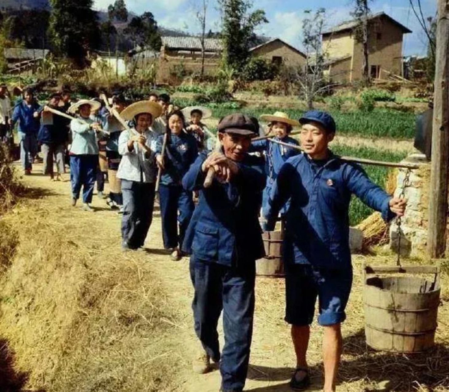 70年代的一张照片.农民们一起下地干活.