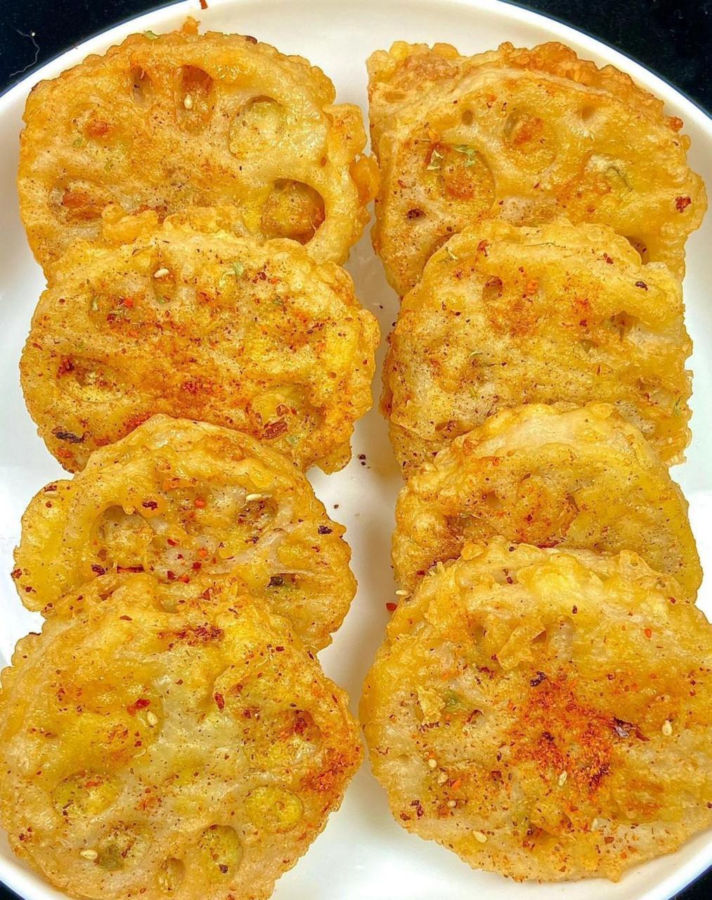 炸藕夹,藕卖肉的做法 食材:莲藕两段猪瘦肉半斤炸粉100g 做法:藕切片