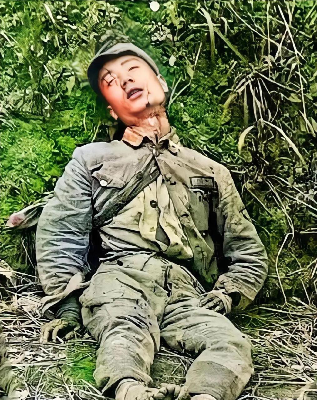 战士照片,他一个人静静地半躺在地上,脸上还有血迹,看着让人心酸不已
