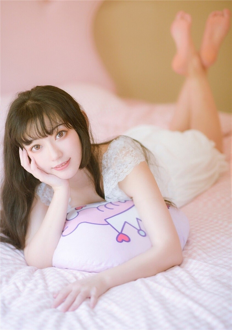 白嫩美女甜美诱人私房艺术写真