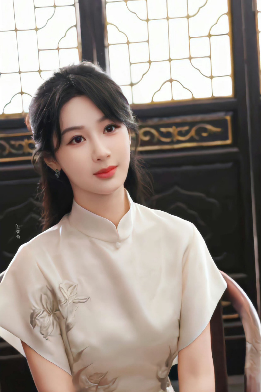 星娱资讯速递# #杨紫穿旗袍了#旗袍造型韵味十足,好有国风气质!