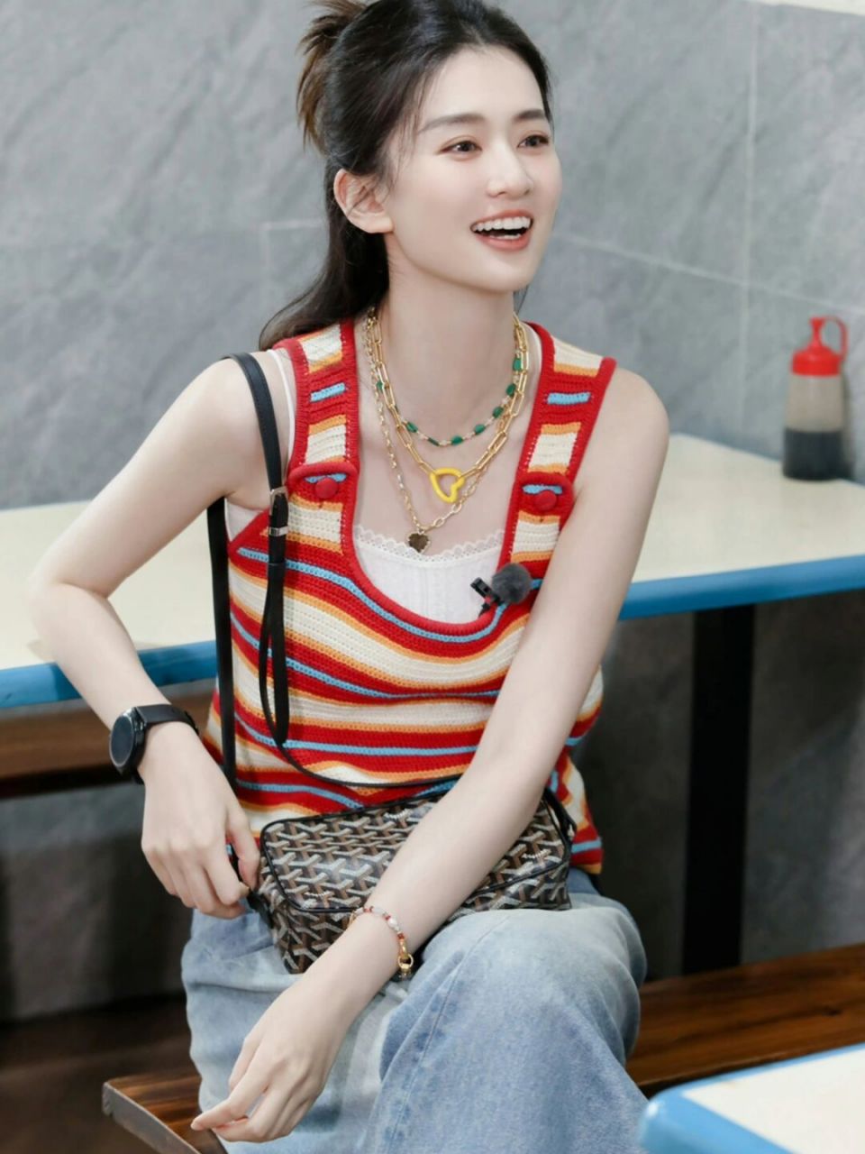 乔欣穿搭来啦～ 乔欣综艺剧照,身穿粉色条纹钩花彩色背心搭配各种各样