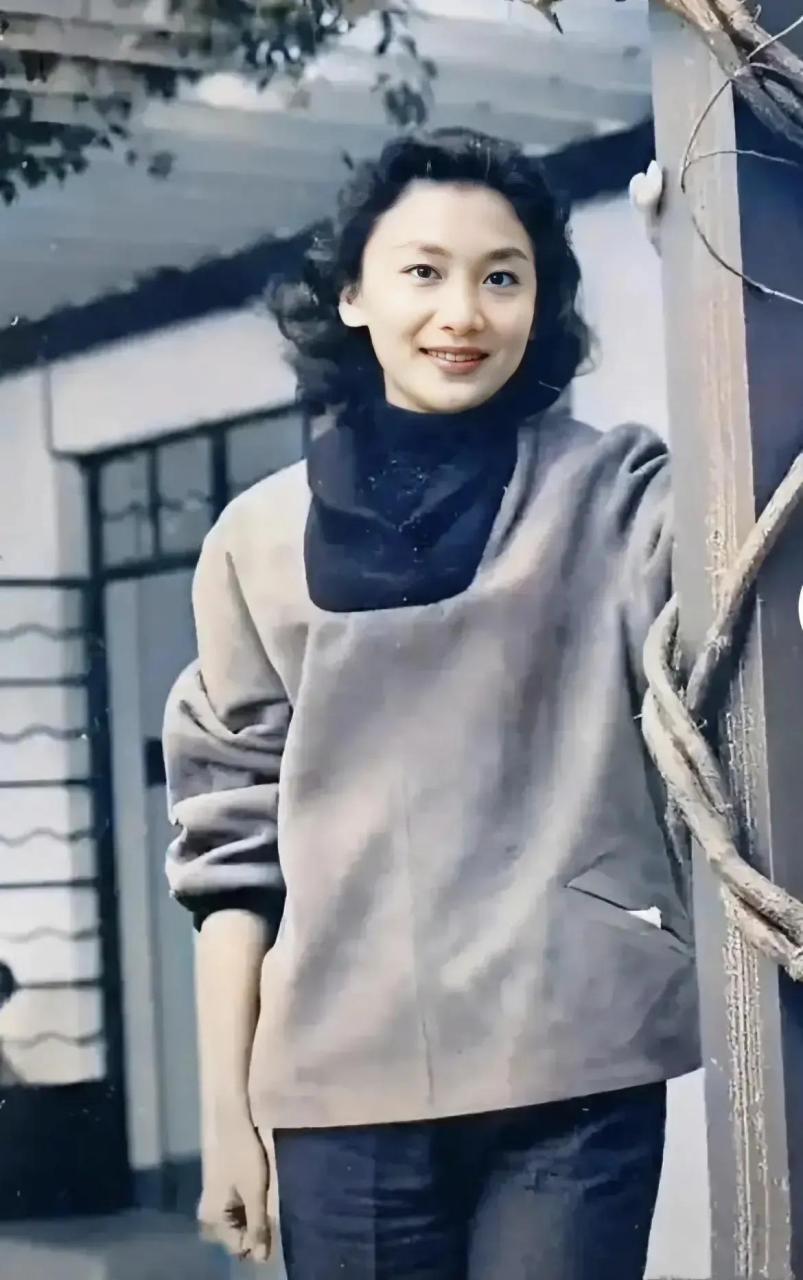 民国多绝色美人,夏梦便是其中之一,年轻时的她美得如梦似画,外形艳而