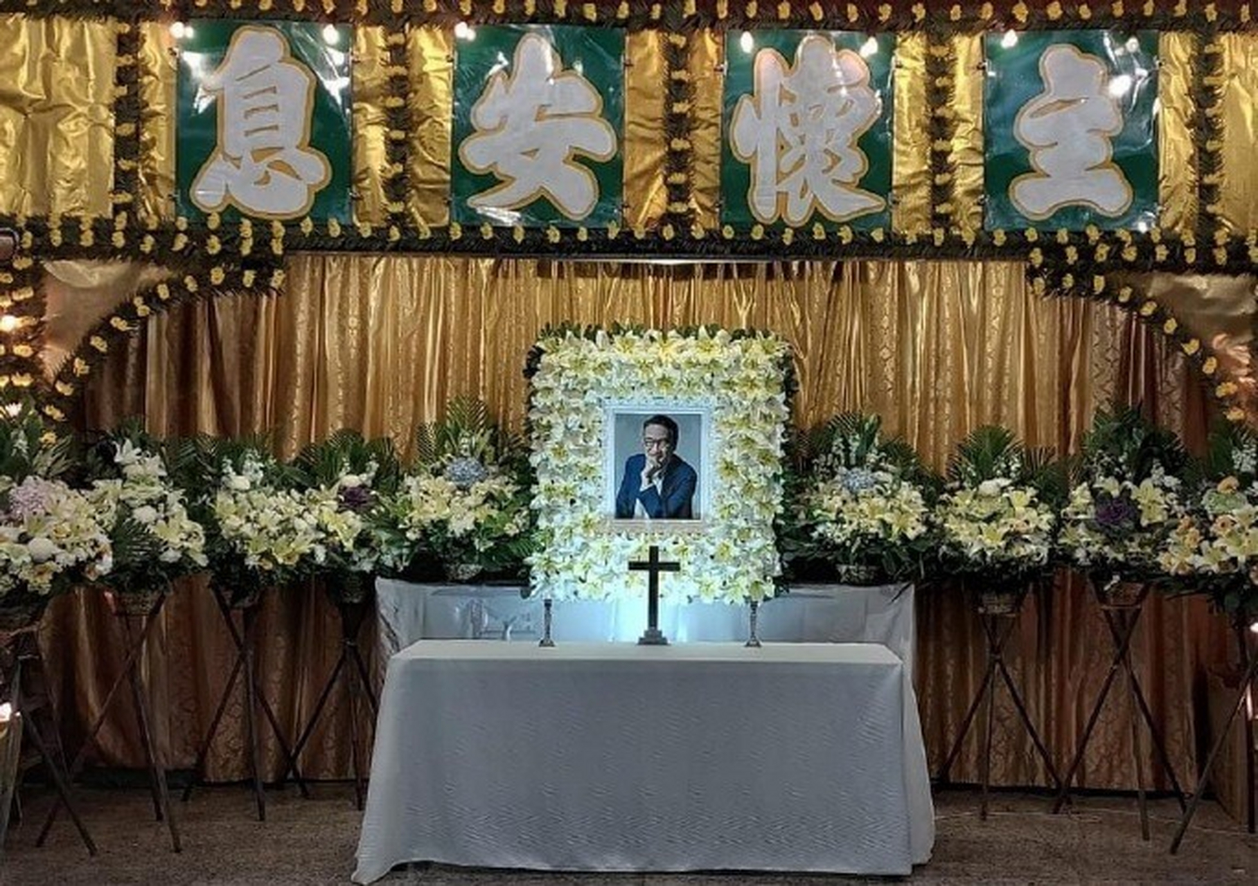 3月7日下午,港媒公开吴孟达灵堂及遗照,是达叔生前穿西装的灿笑照片