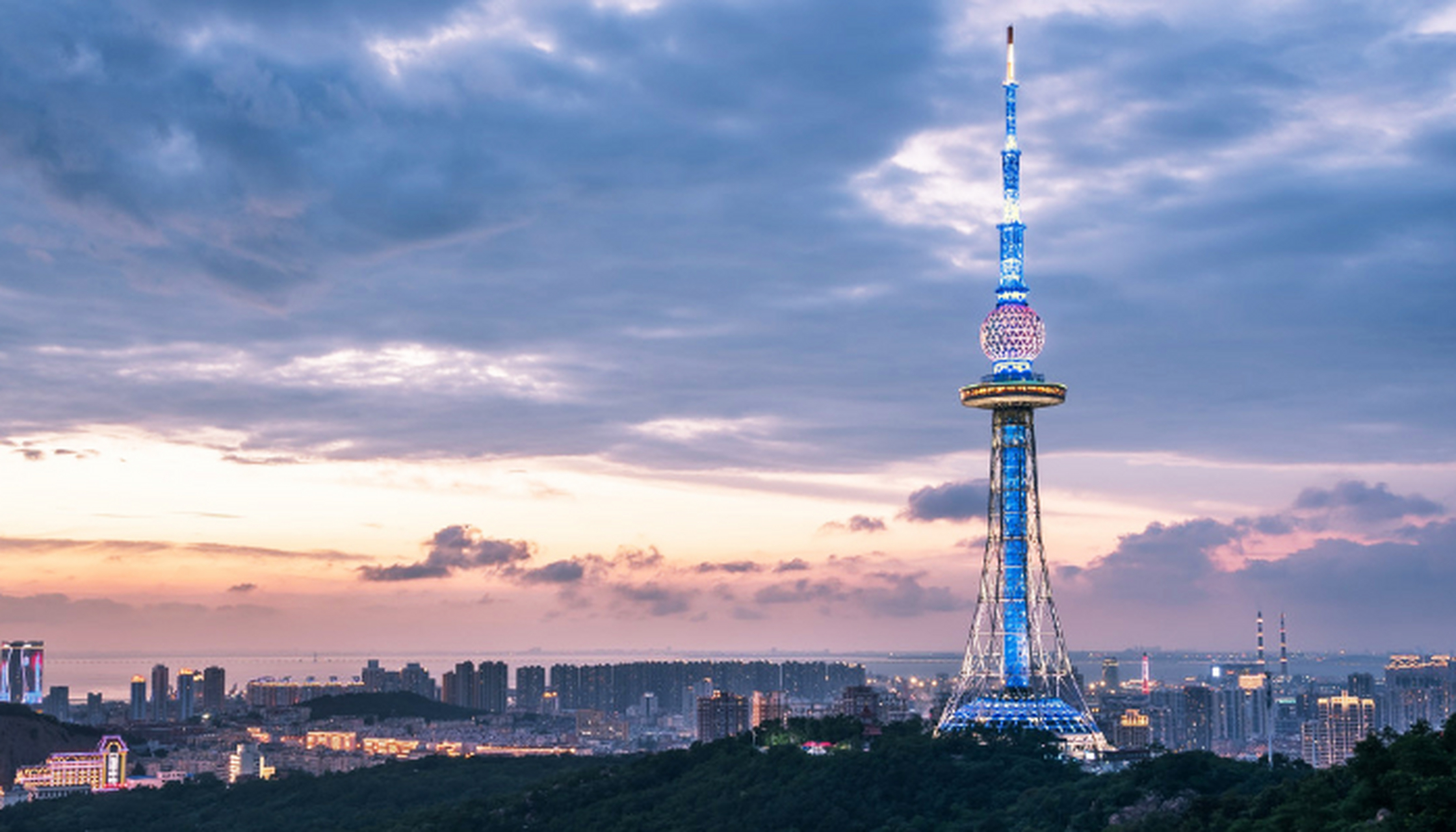 青岛电视观光塔,青岛电视观光塔坐落于风景秀丽的榉林公园内海拔116
