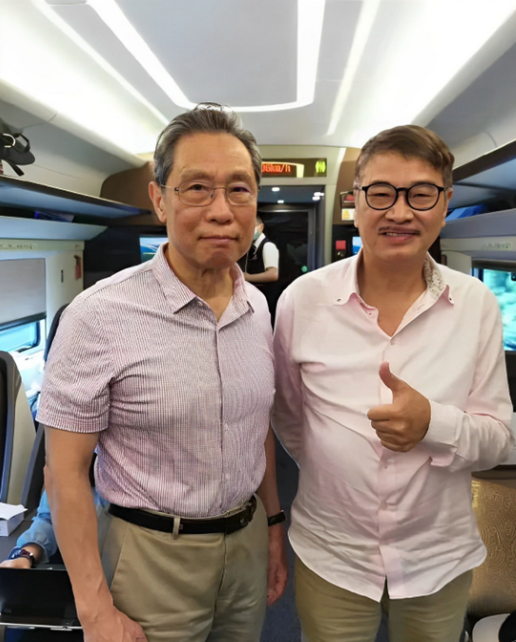 2020年,67岁的吴孟达与钟南山院士高铁相识, 吴孟达与钟老合影成为"