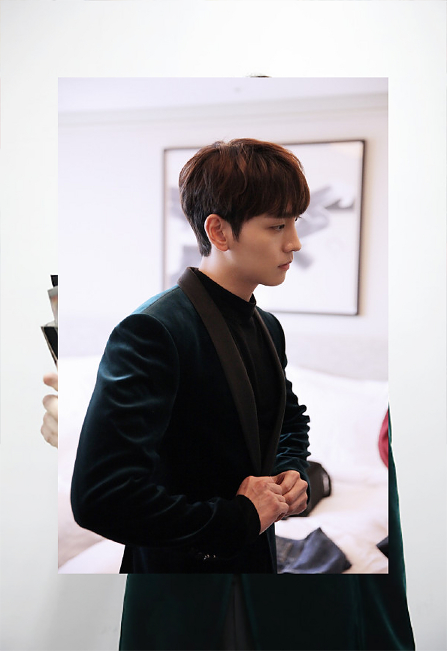 崔泰俊爱了造型,卷发型激起想谈场轰烈恋爱 #崔泰俊# 今日的心爱的他