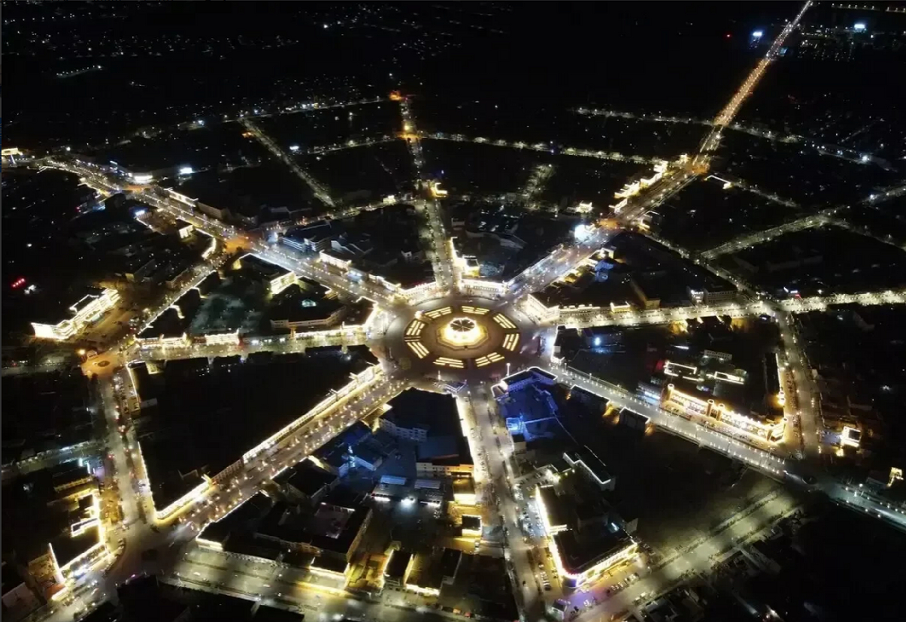 看圖猜城市,提示:我國的某座小城,國家級歷史文化名稱,我國唯一一座沒