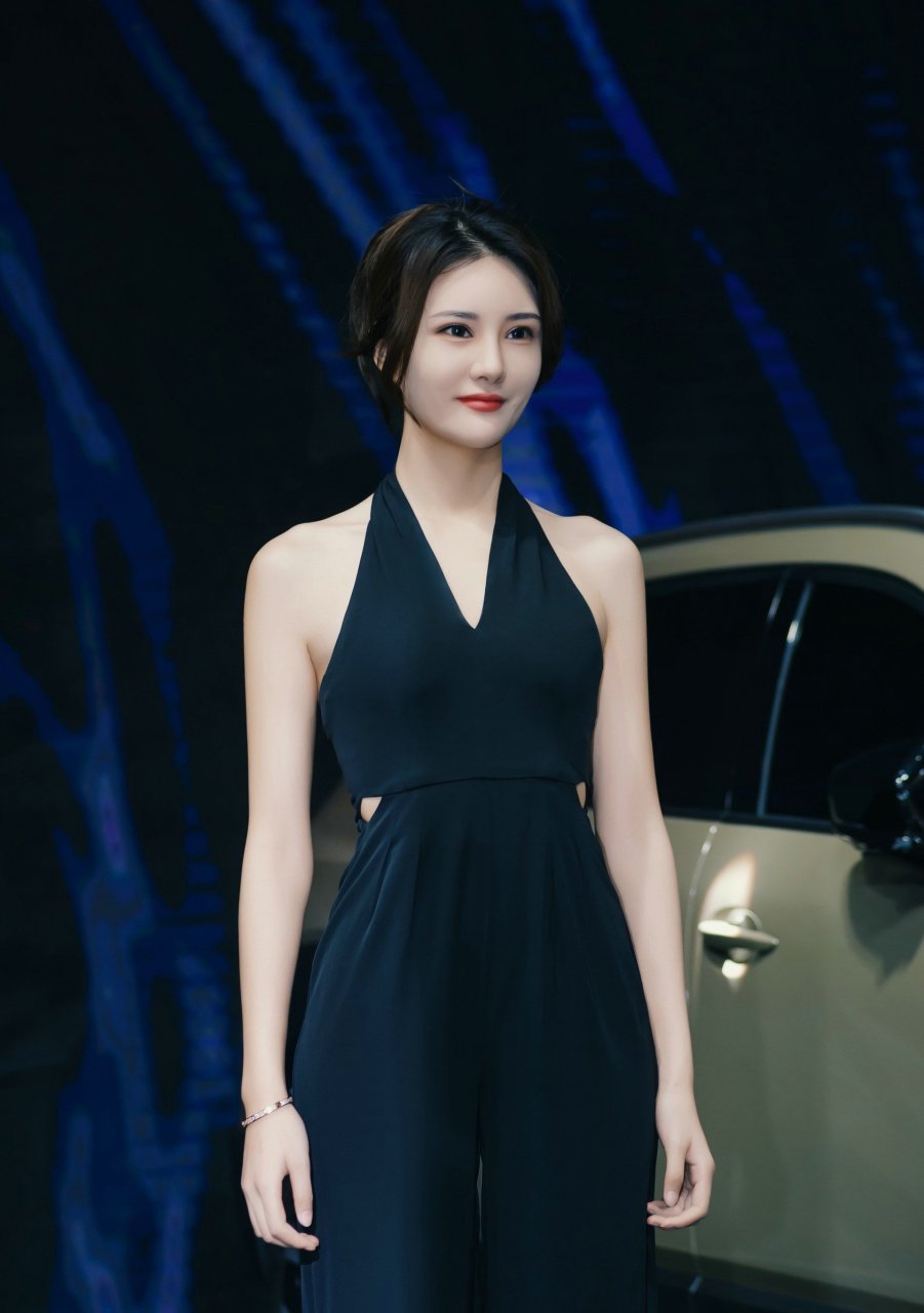 在车展上,那位漂亮的车模吸引了众人的目光.