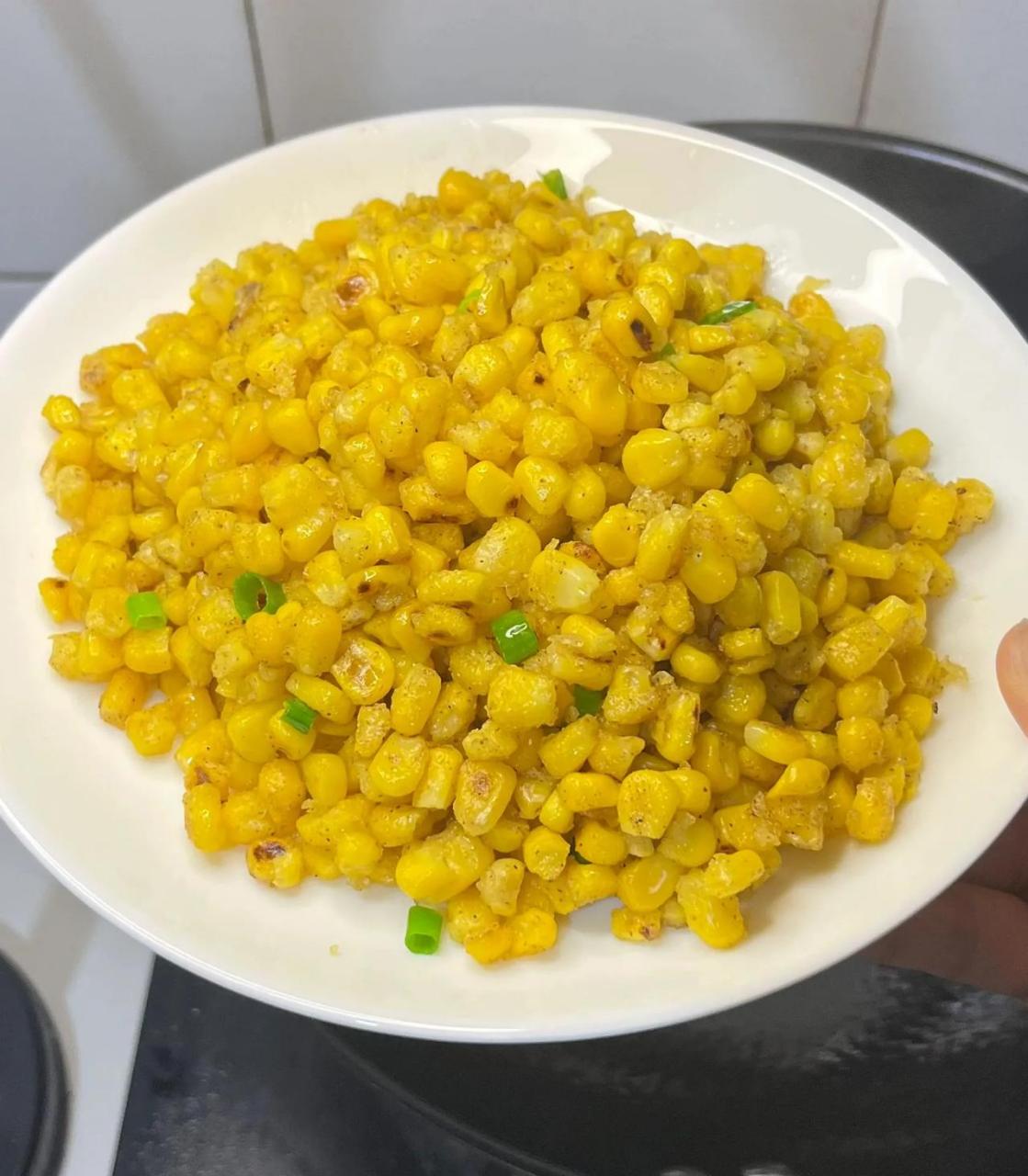 做法:1,玉米粒煮熟捞出沥干水分,加入鸡蛋搅拌均匀,控