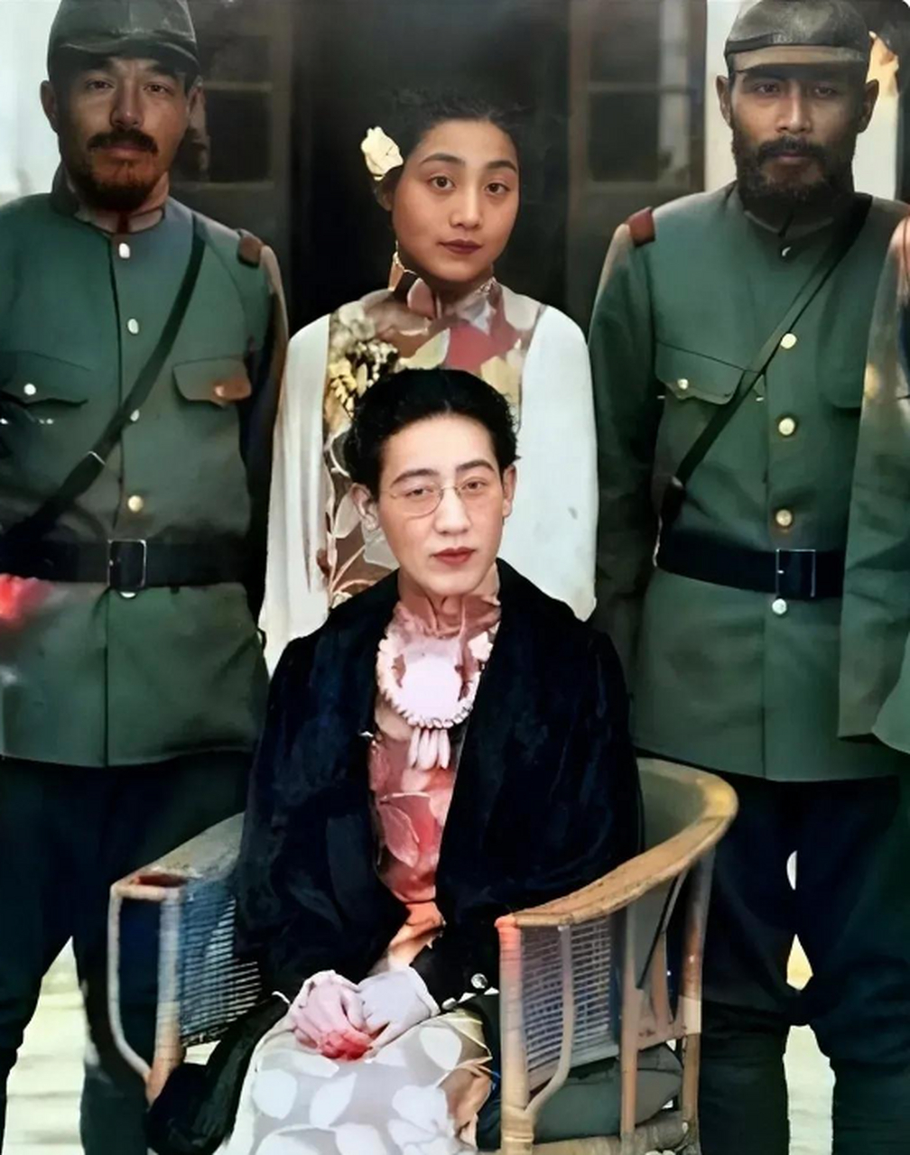 她乃是清朝和硕肃亲王善耆的第14女,不过幼年便被送给了川岛浪速做