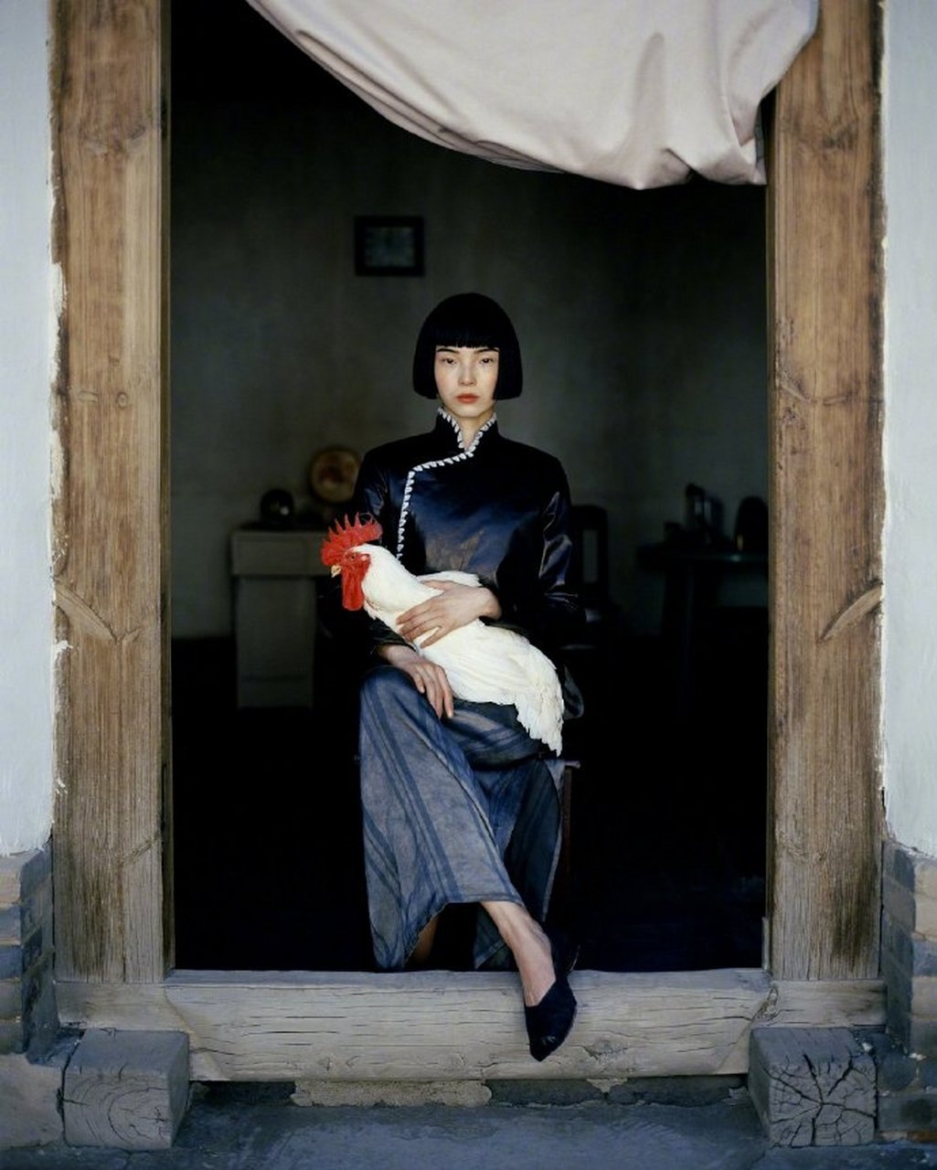 超模就是就算周围的一切因素都土气朴质,只要有她在画中那么一切都会