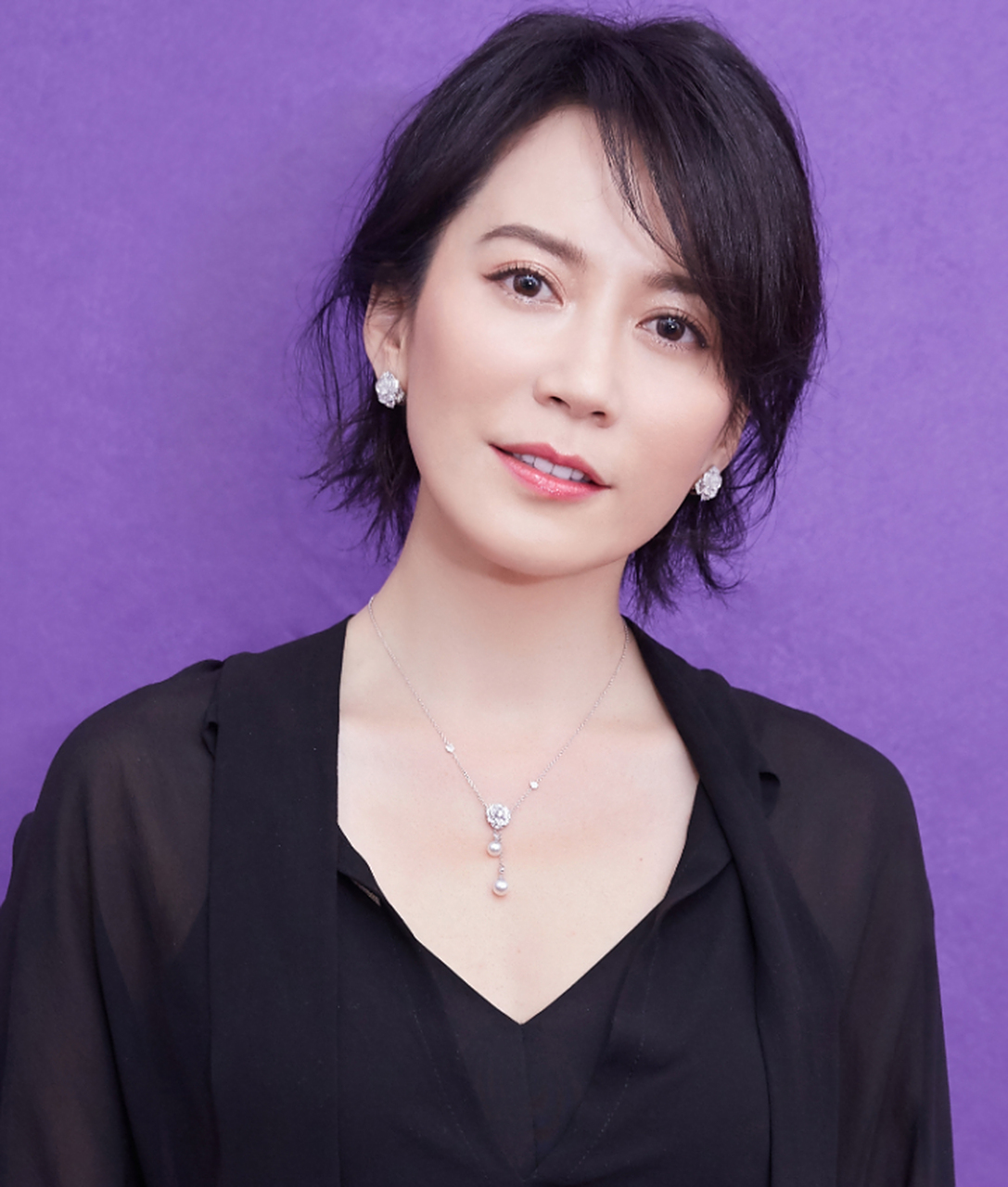 作家冯唐问婚的俞飞鸿:"你这么多年单身的话,生理需求如何解决呢?