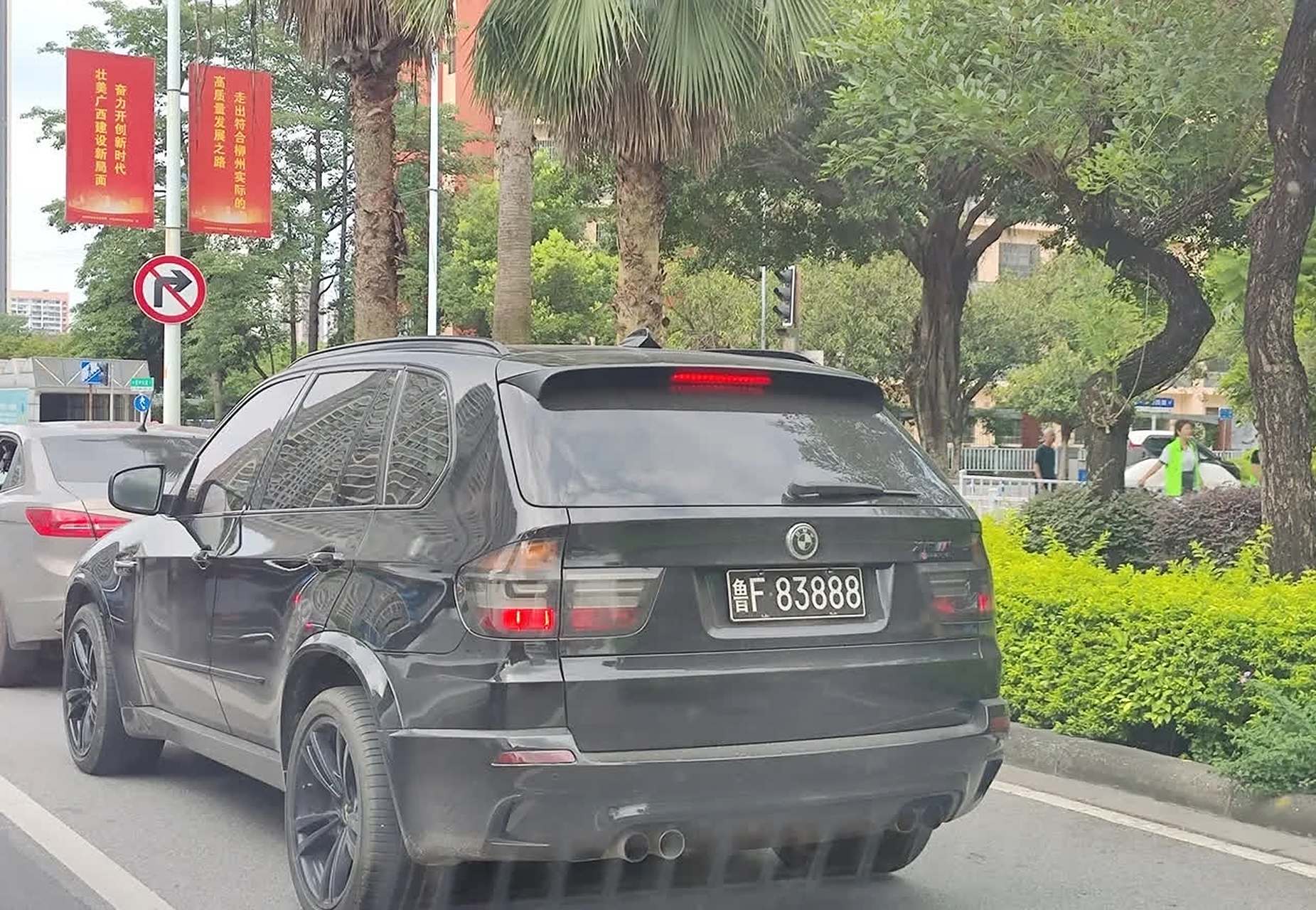 第一次见到黑色车牌[停留][没眼看]