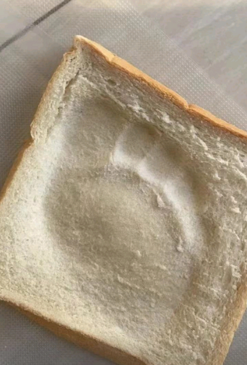 我说面包怎么不见了,踩到东西了低头一看,明白了