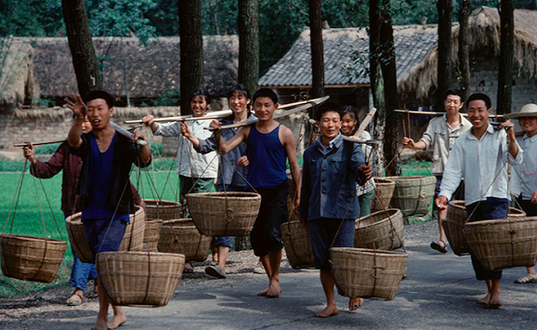 法国人拍摄的1980年中国:难忘的时代,人们笑容淳朴,贫富差距小 "工人