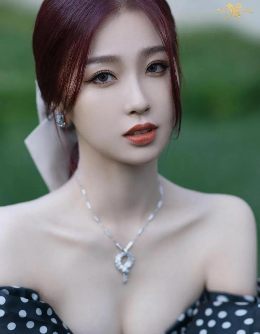 虞书欣真会穿,波点裙大秀"事业线"!