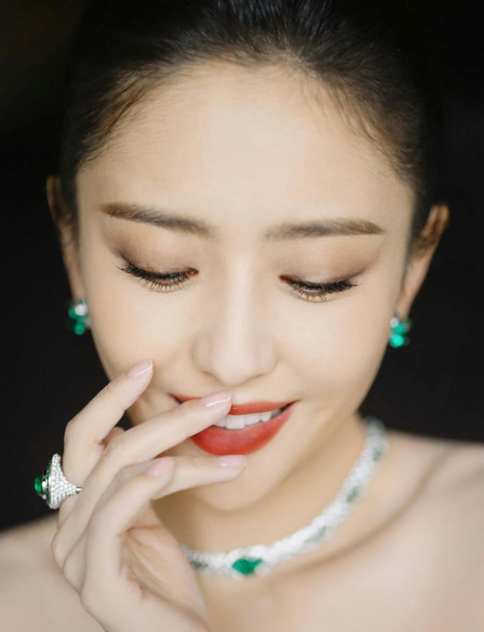 佟丽娅宝格丽盛典造型,抹胸钻石长裙搭配后背的蝴蝶结,轻盈飘逸,纯纯