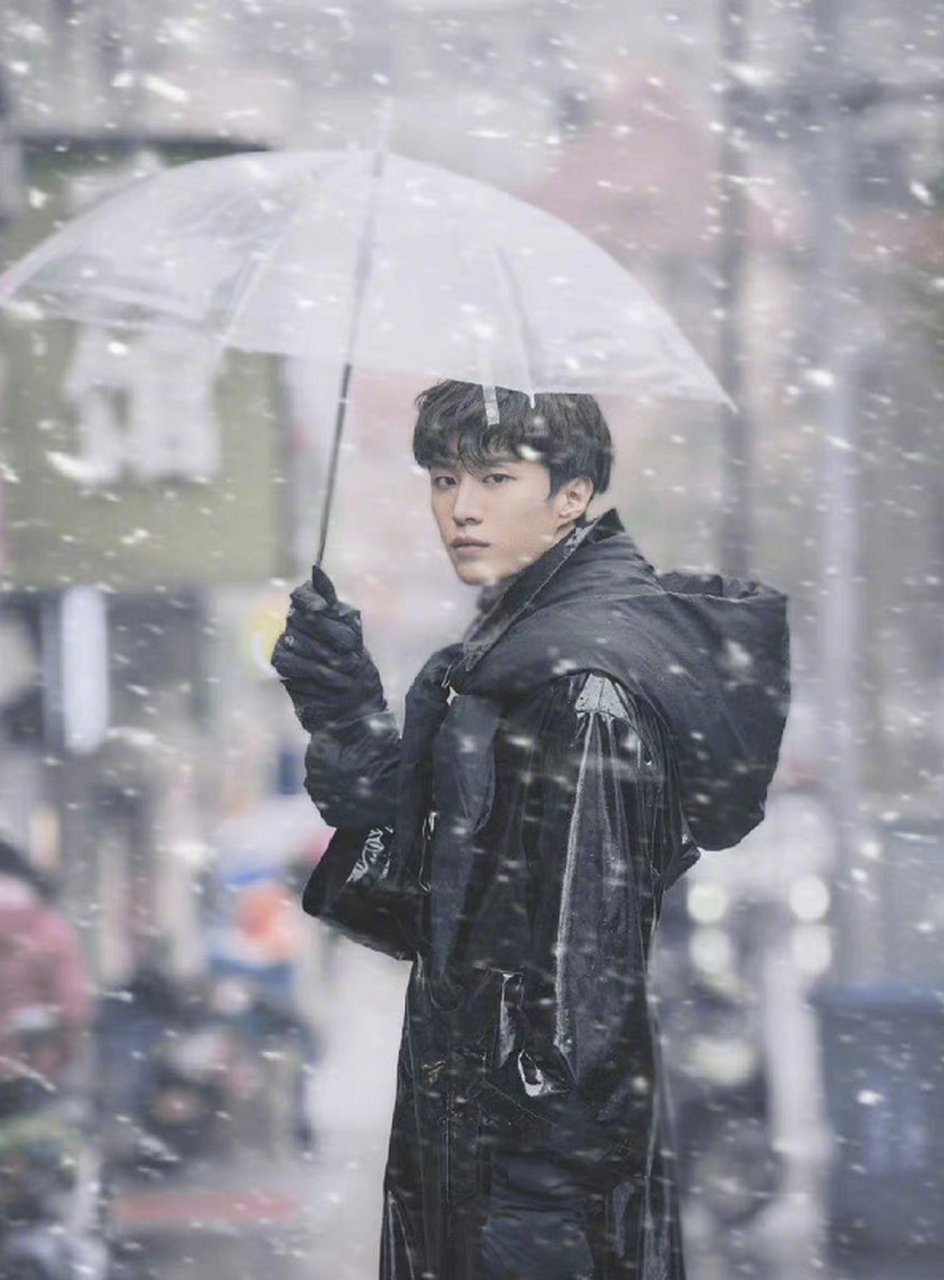 男顶流撑伞氛围感满满,要是下雨天,下列男星撑着伞让你跟他走,你会和