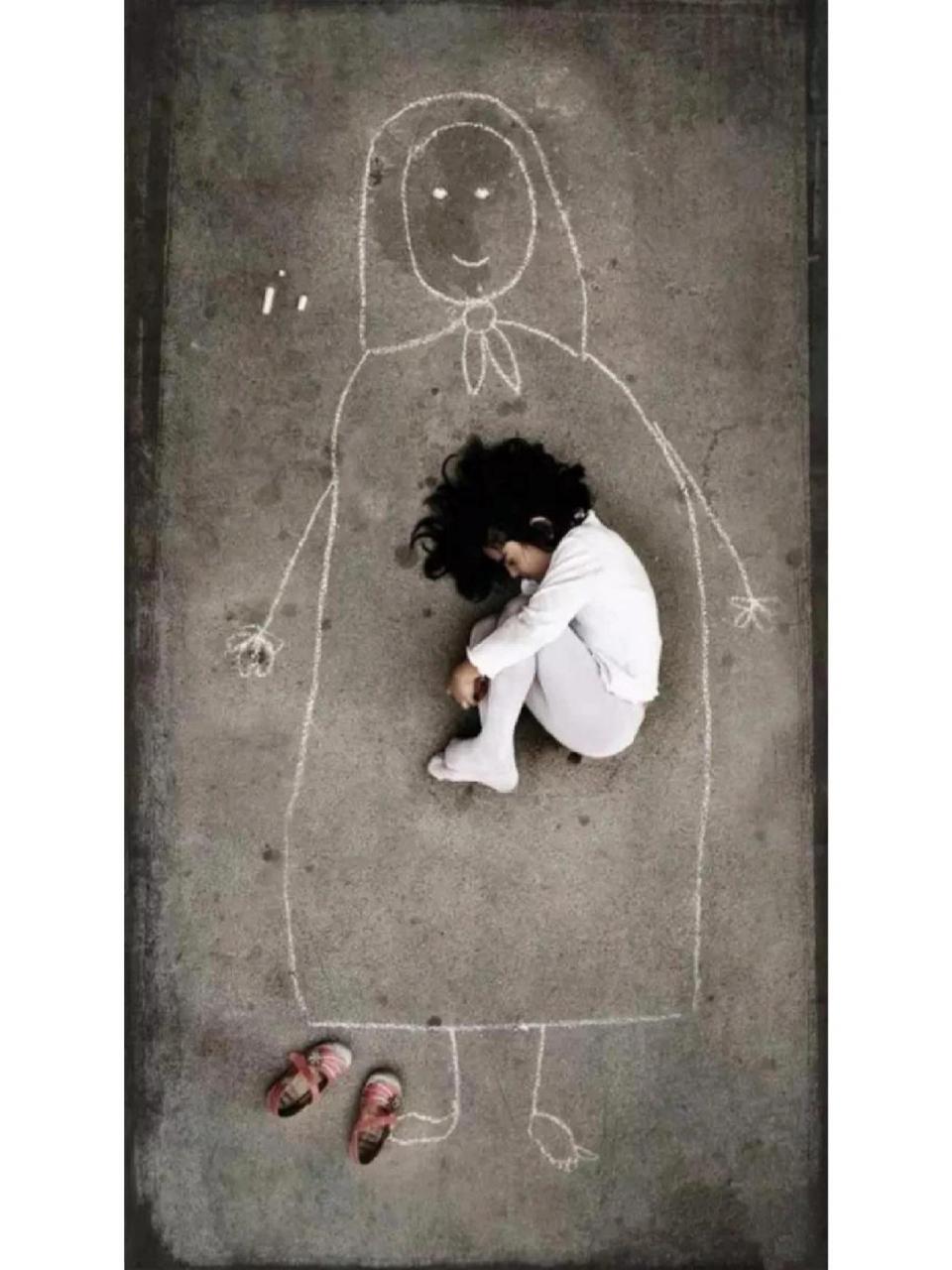 在伊拉克一个孤儿院里,一个在战争中失去妈妈的小女孩,太渴望妈妈了