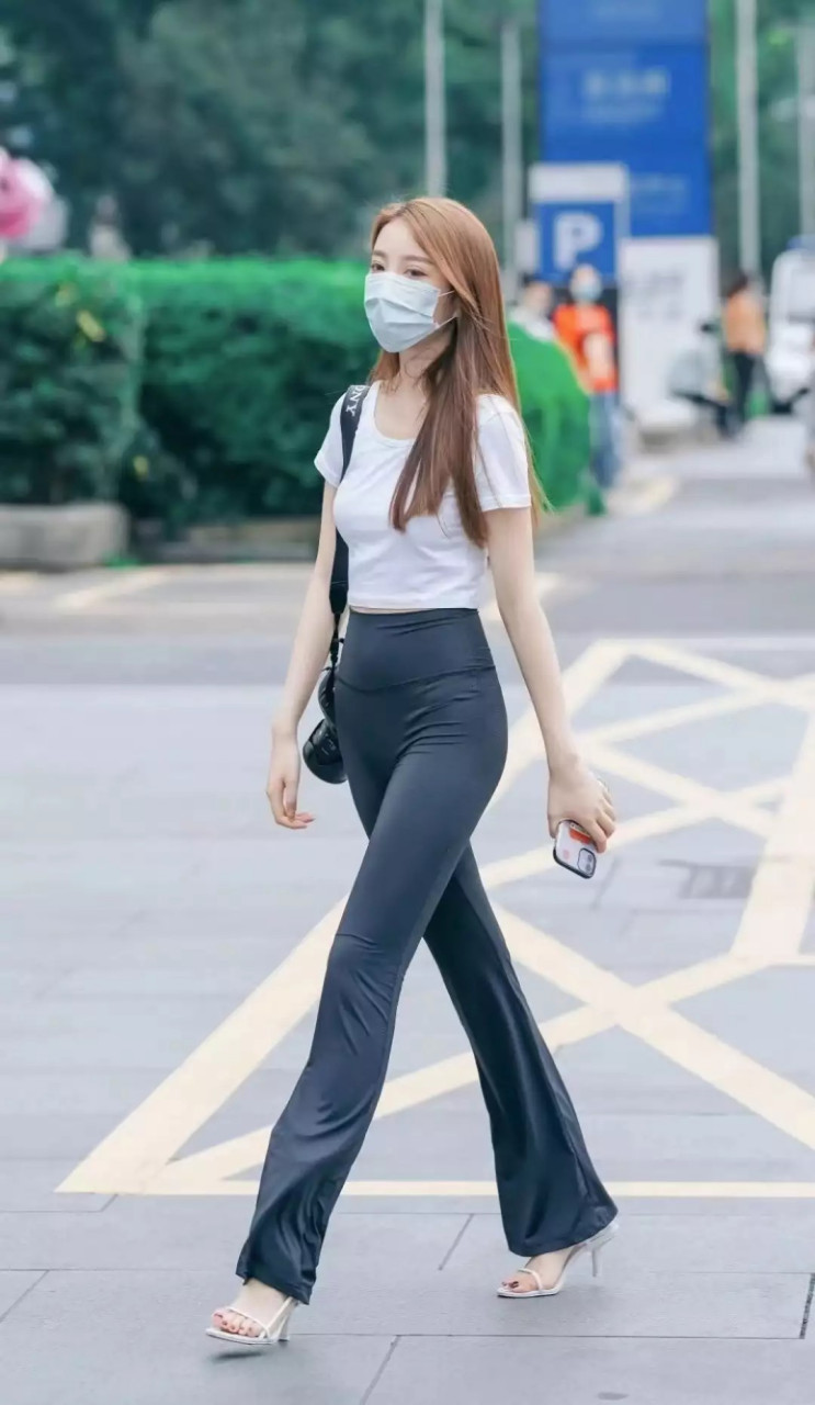 亭亭玉立的小姐姐,紧身裤搭配高跟鞋身材紧致苗条,显成熟女人味