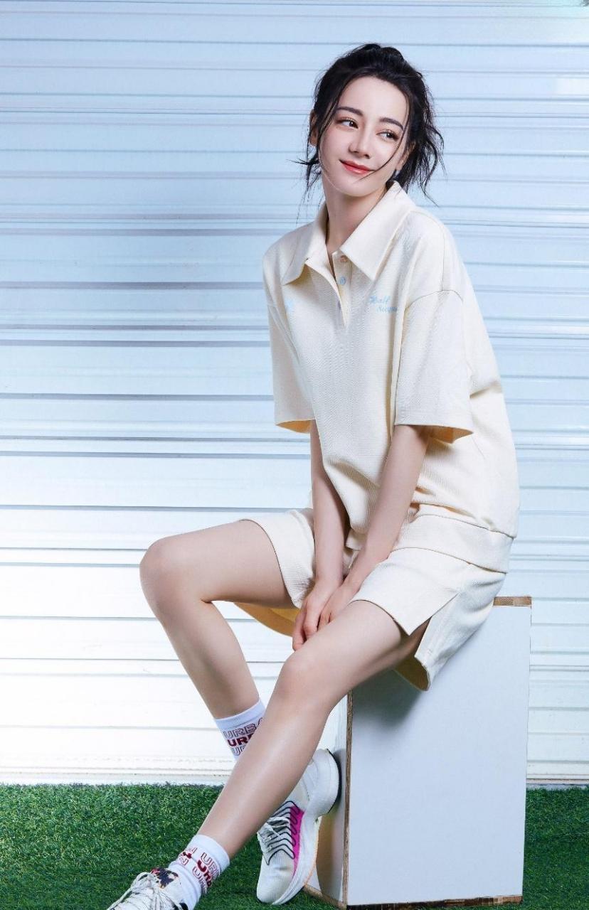 运动鞋元气美少女迪丽热巴美腿修长有光泽