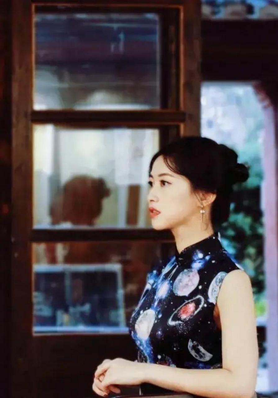 朱珠深邃笃定的眼神真美,穿藏蓝色旗袍拍写真,回眸一笑百媚生,舒缓